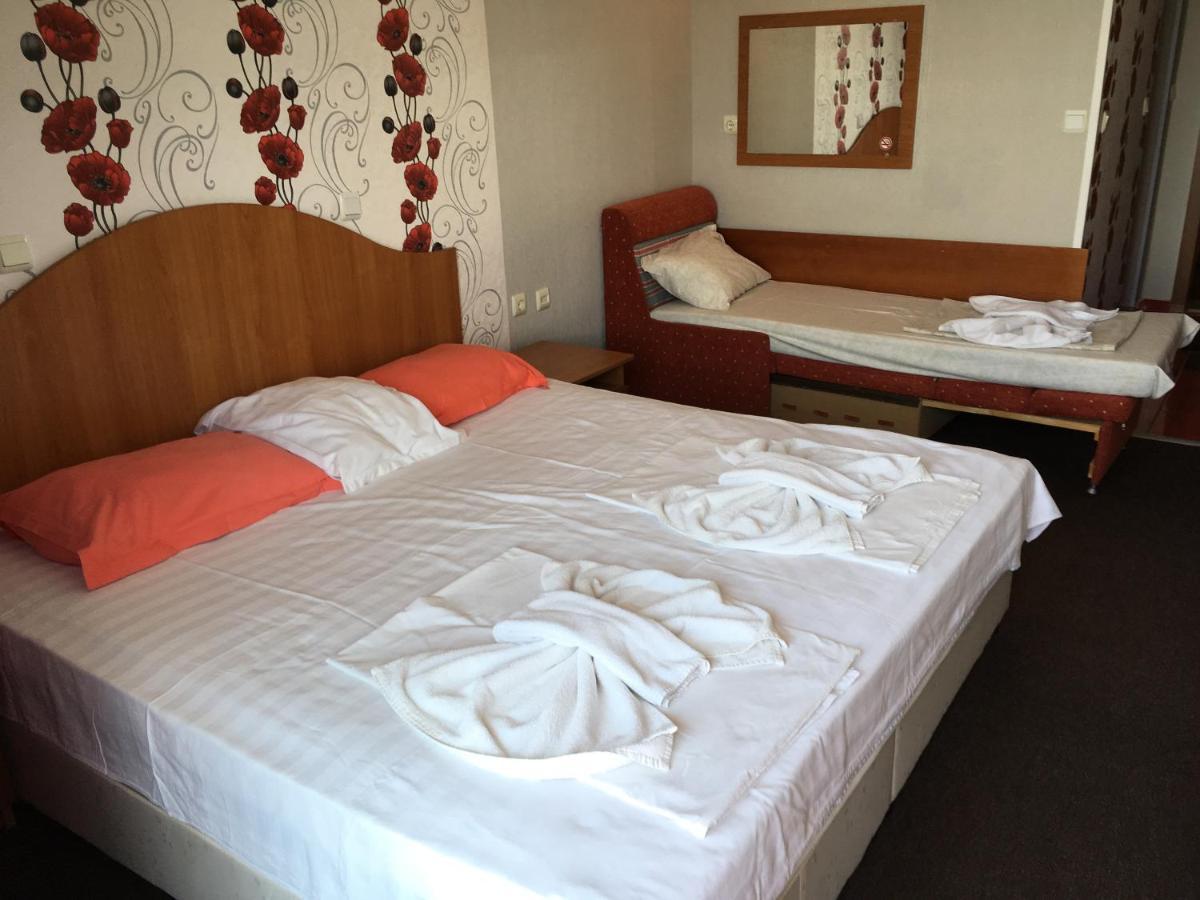 Family Hotel Deykin Pantai Sunny Bagian luar foto