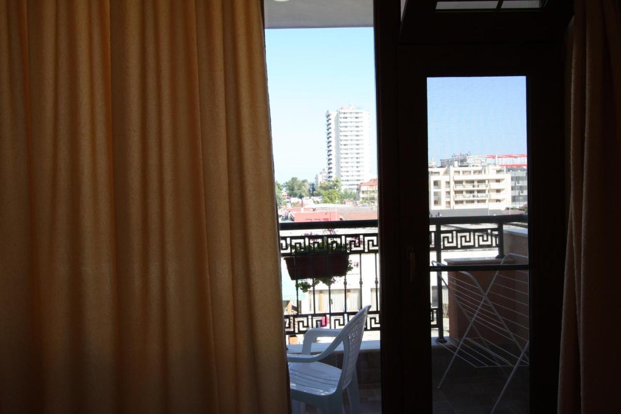 Family Hotel Deykin Pantai Sunny Bagian luar foto