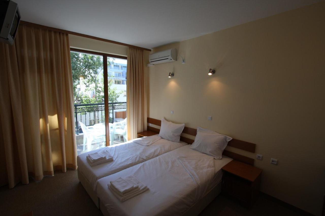 Family Hotel Deykin Pantai Sunny Bagian luar foto