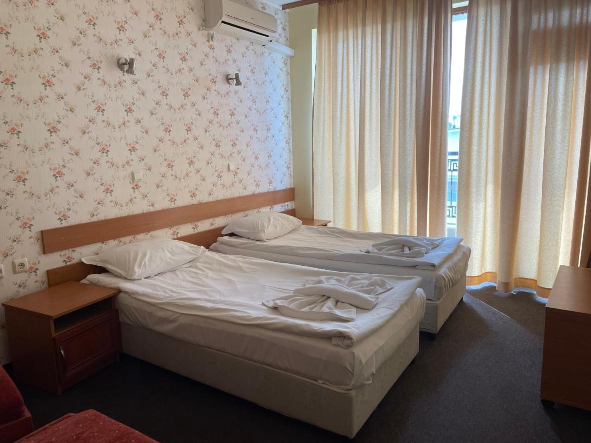 Family Hotel Deykin Pantai Sunny Bagian luar foto