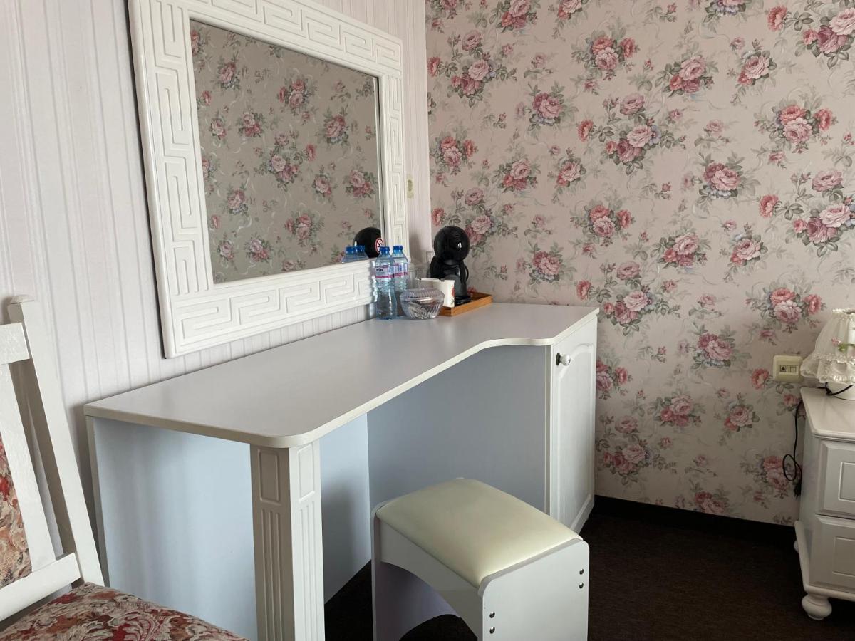 Family Hotel Deykin Pantai Sunny Bagian luar foto