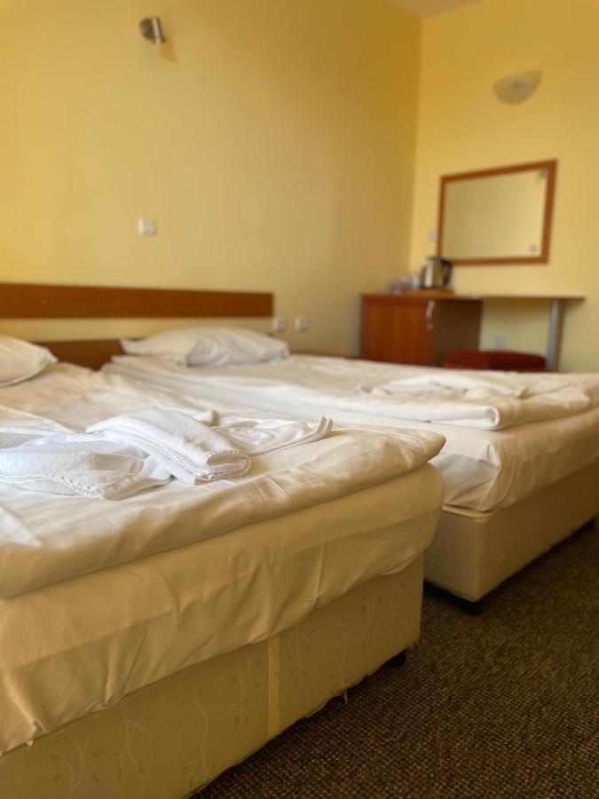 Family Hotel Deykin Pantai Sunny Bagian luar foto