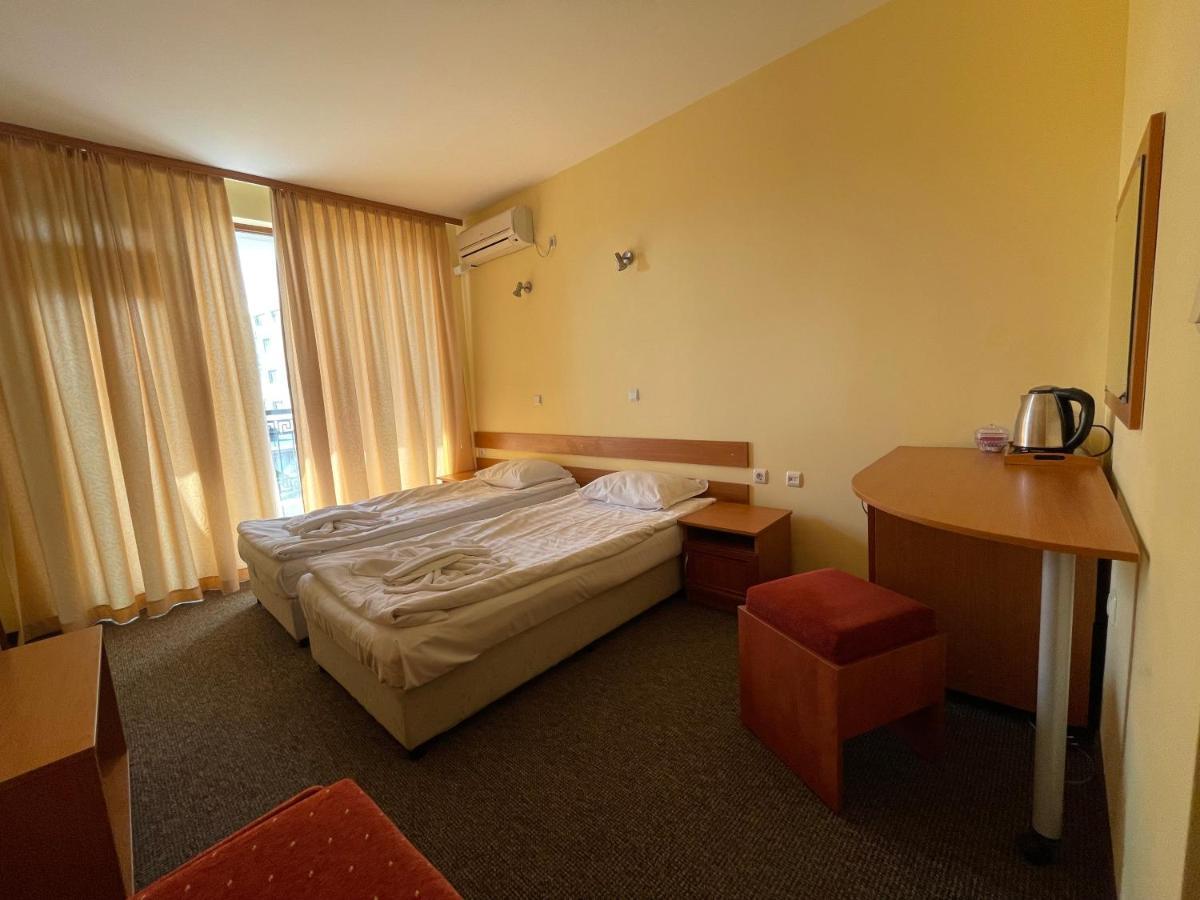 Family Hotel Deykin Pantai Sunny Bagian luar foto