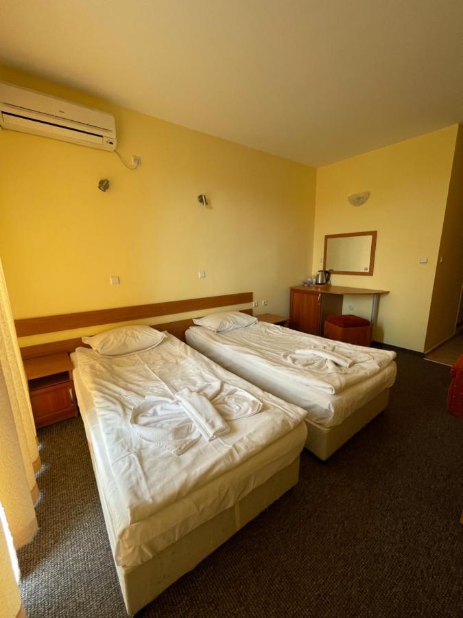 Family Hotel Deykin Pantai Sunny Bagian luar foto