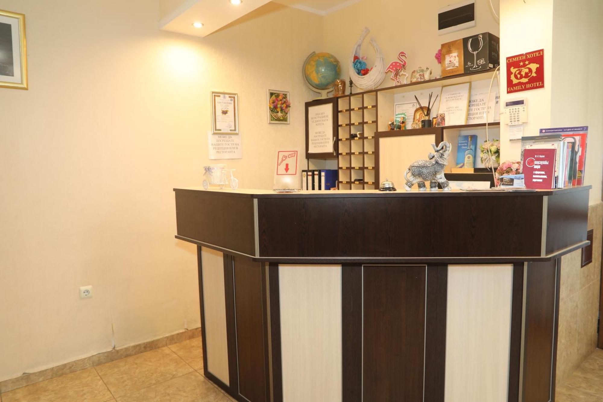 Family Hotel Deykin Pantai Sunny Bagian luar foto