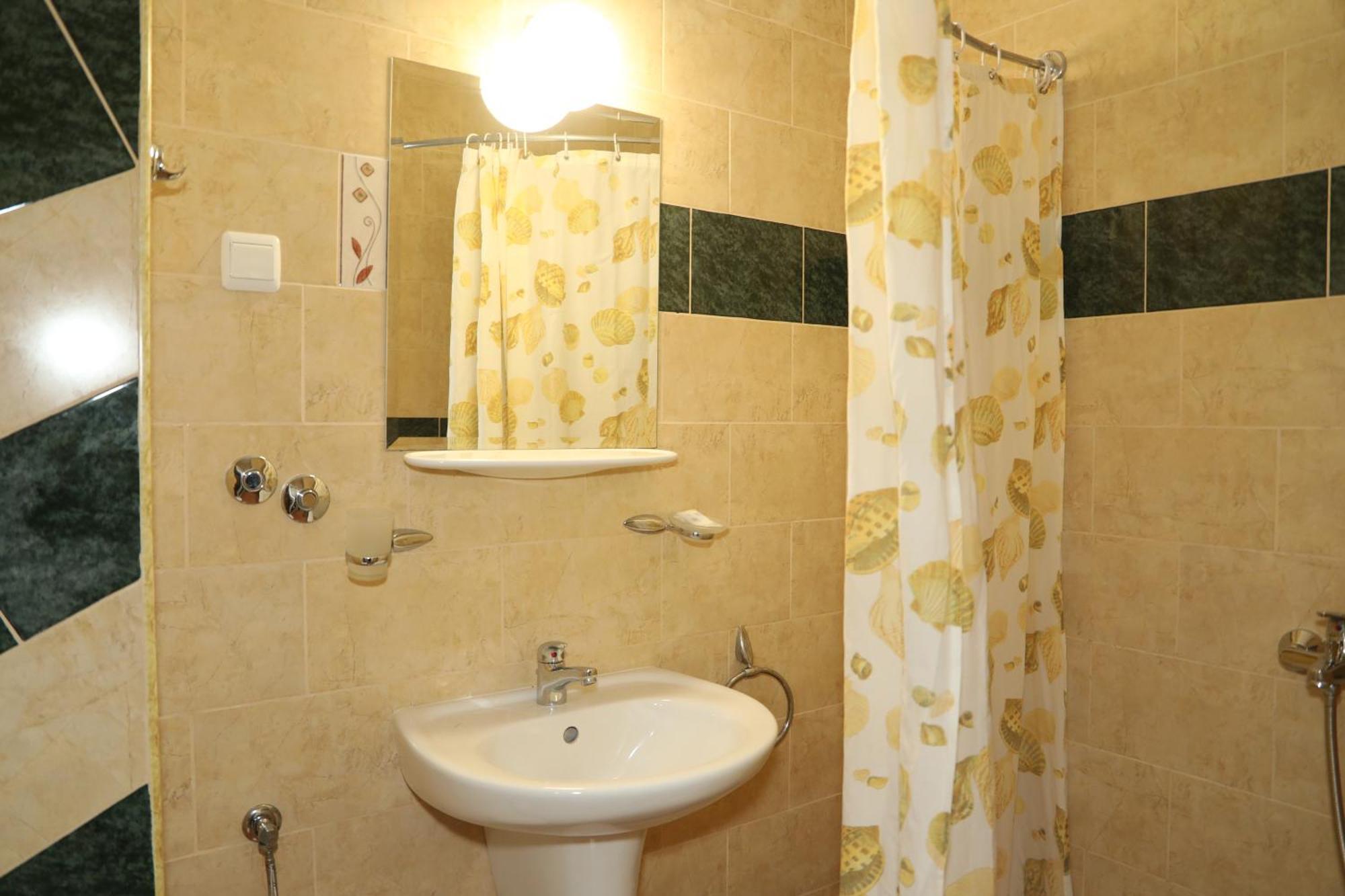 Family Hotel Deykin Pantai Sunny Bagian luar foto