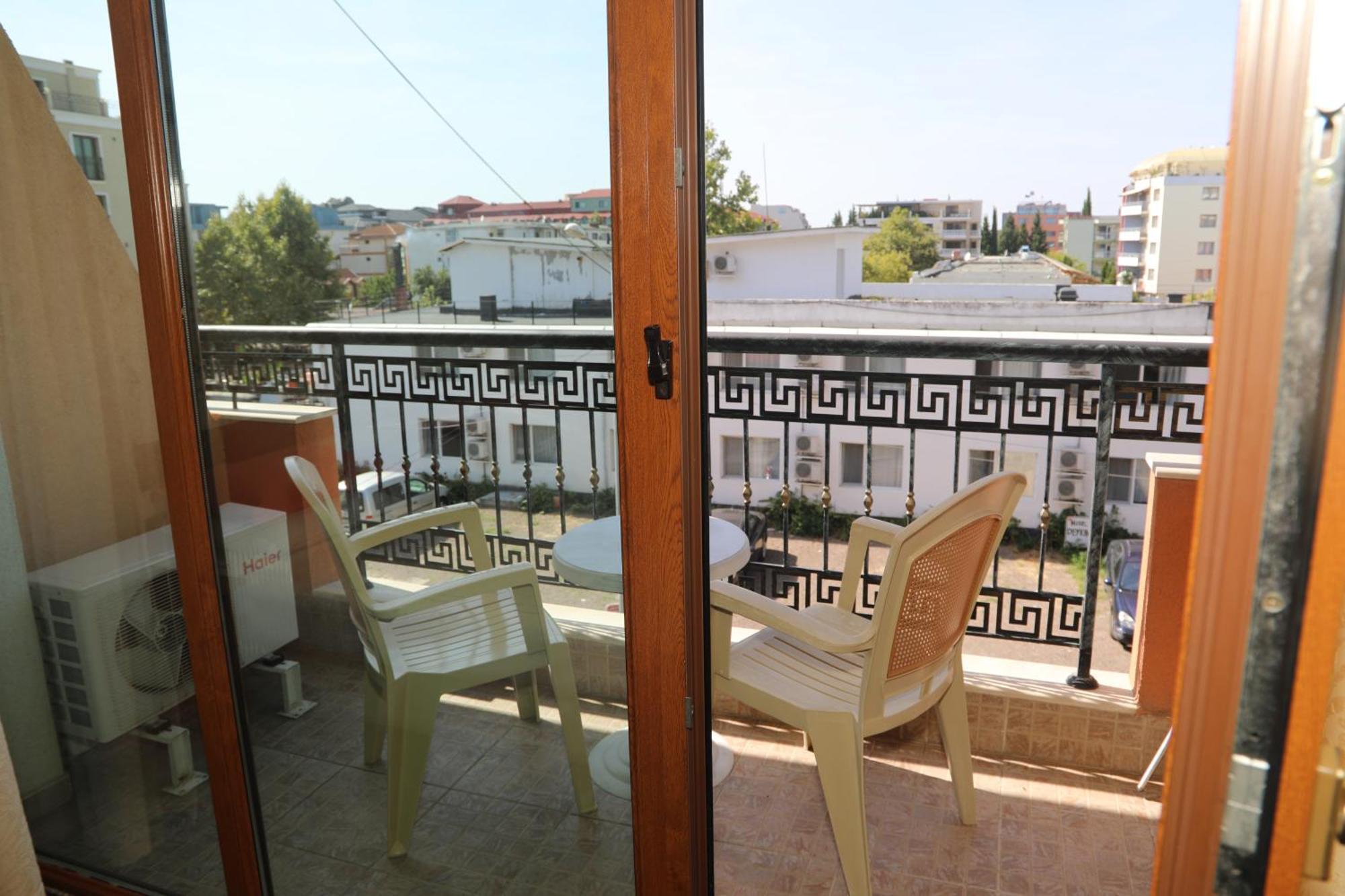 Family Hotel Deykin Pantai Sunny Bagian luar foto