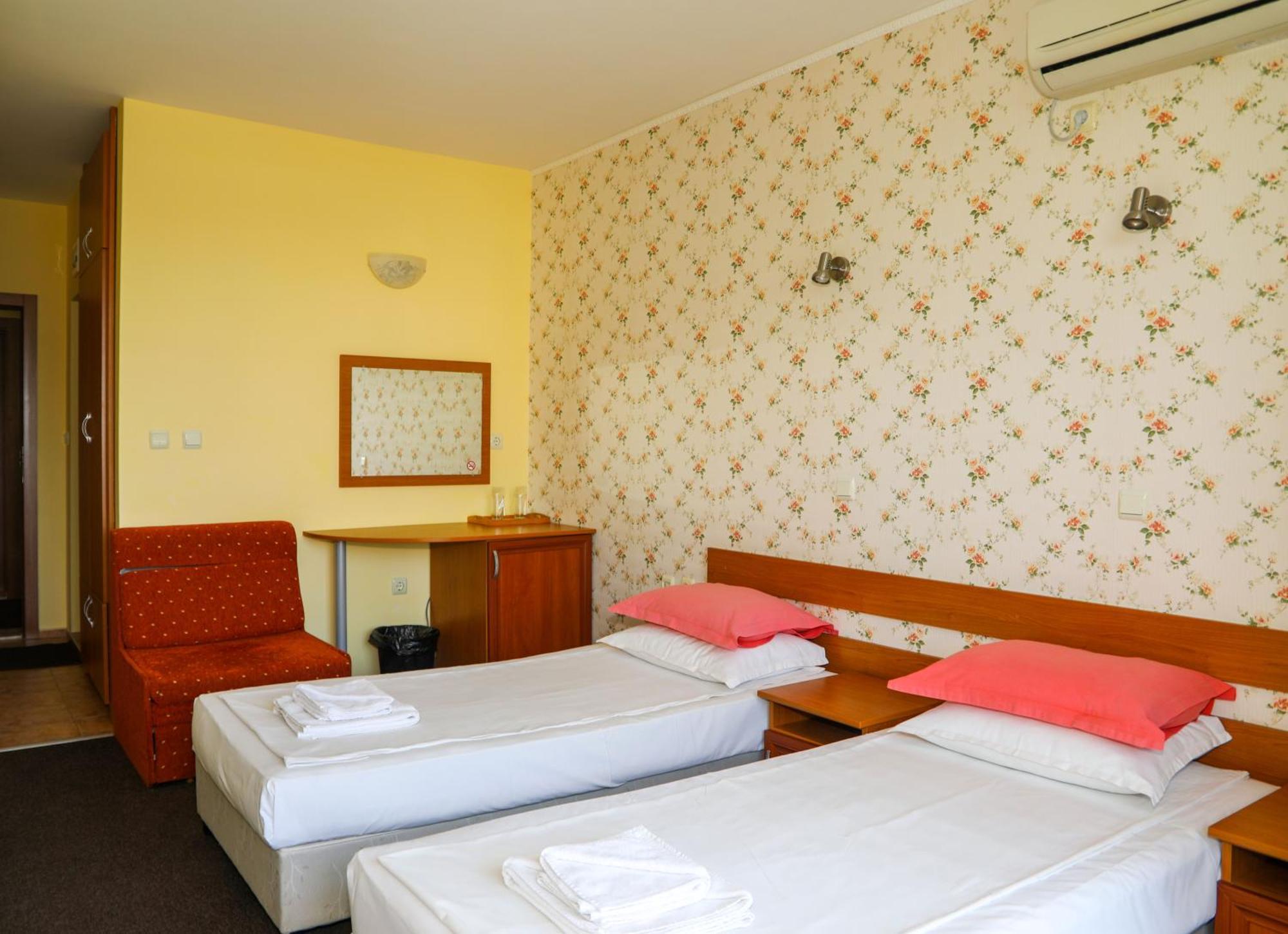 Family Hotel Deykin Pantai Sunny Bagian luar foto