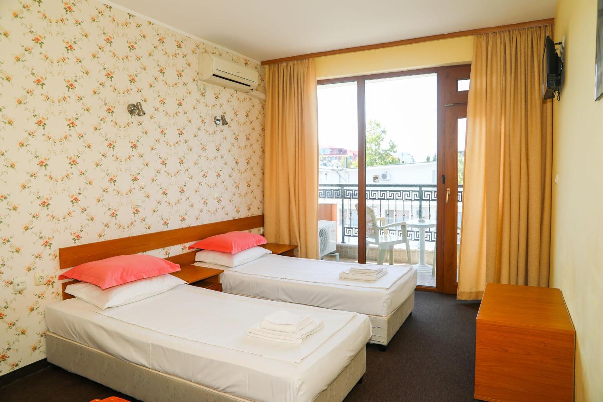 Family Hotel Deykin Pantai Sunny Bagian luar foto