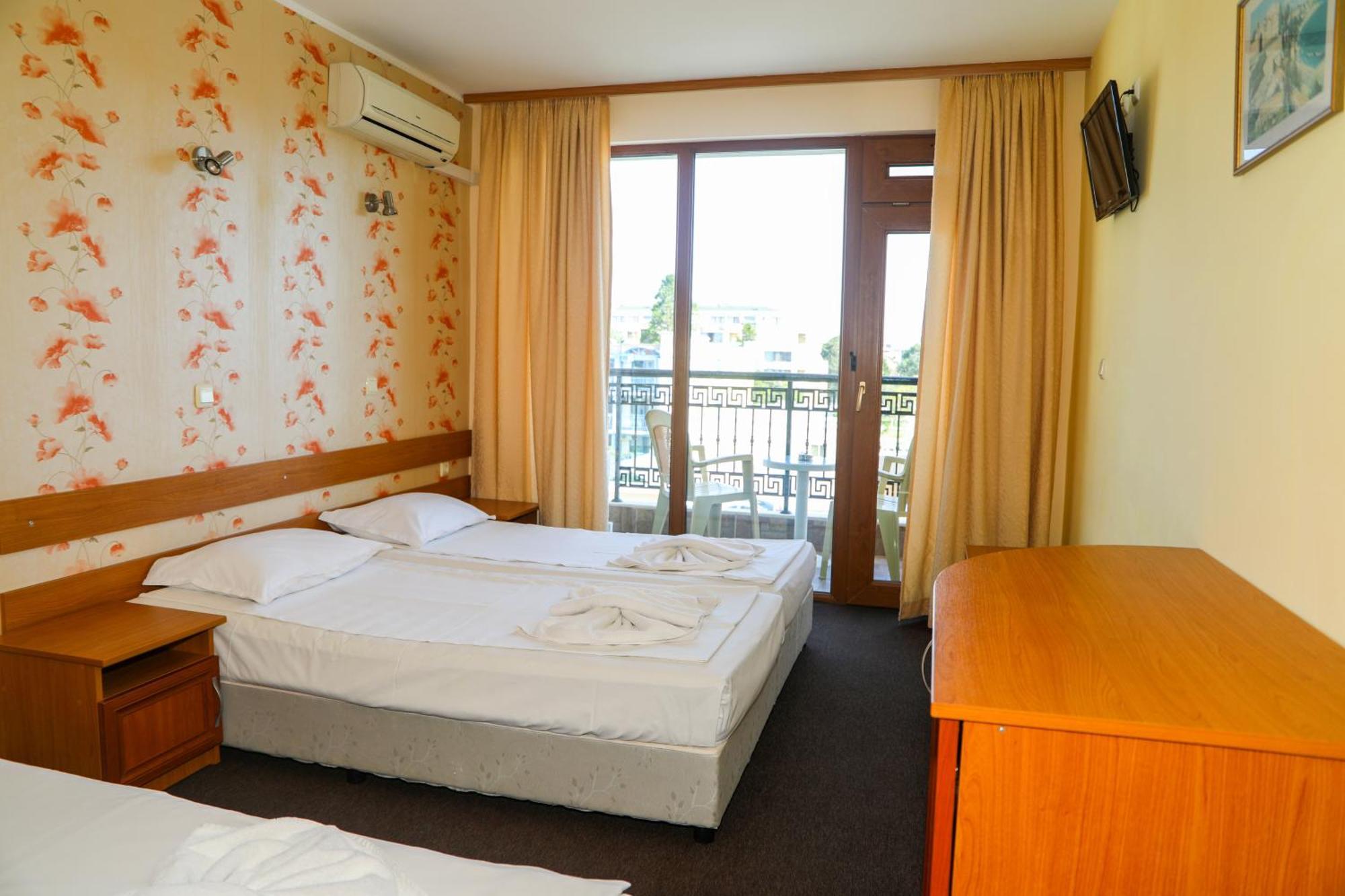 Family Hotel Deykin Pantai Sunny Bagian luar foto