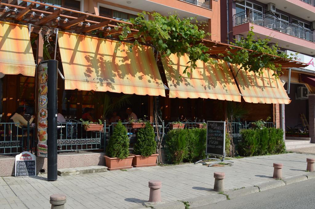 Family Hotel Deykin Pantai Sunny Bagian luar foto