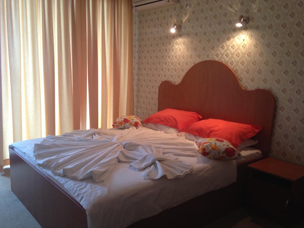 Family Hotel Deykin Pantai Sunny Bagian luar foto