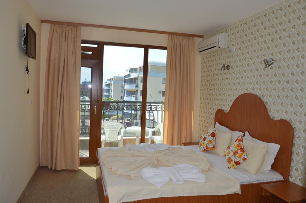 Family Hotel Deykin Pantai Sunny Bagian luar foto