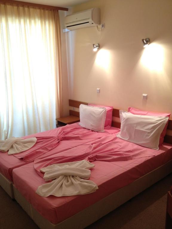 Family Hotel Deykin Pantai Sunny Bagian luar foto